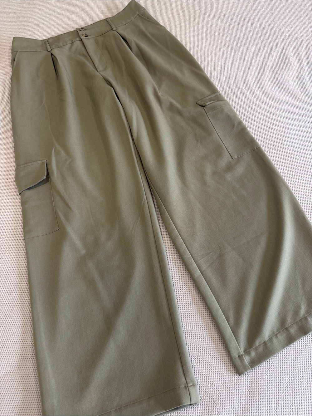 Wide-Leg Cargo Pants in Olive Green for Women